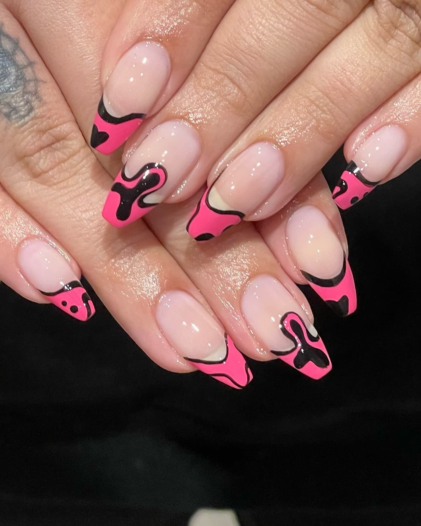 5. Abstract Pink and Black Waves - hot pink and black nail ideas