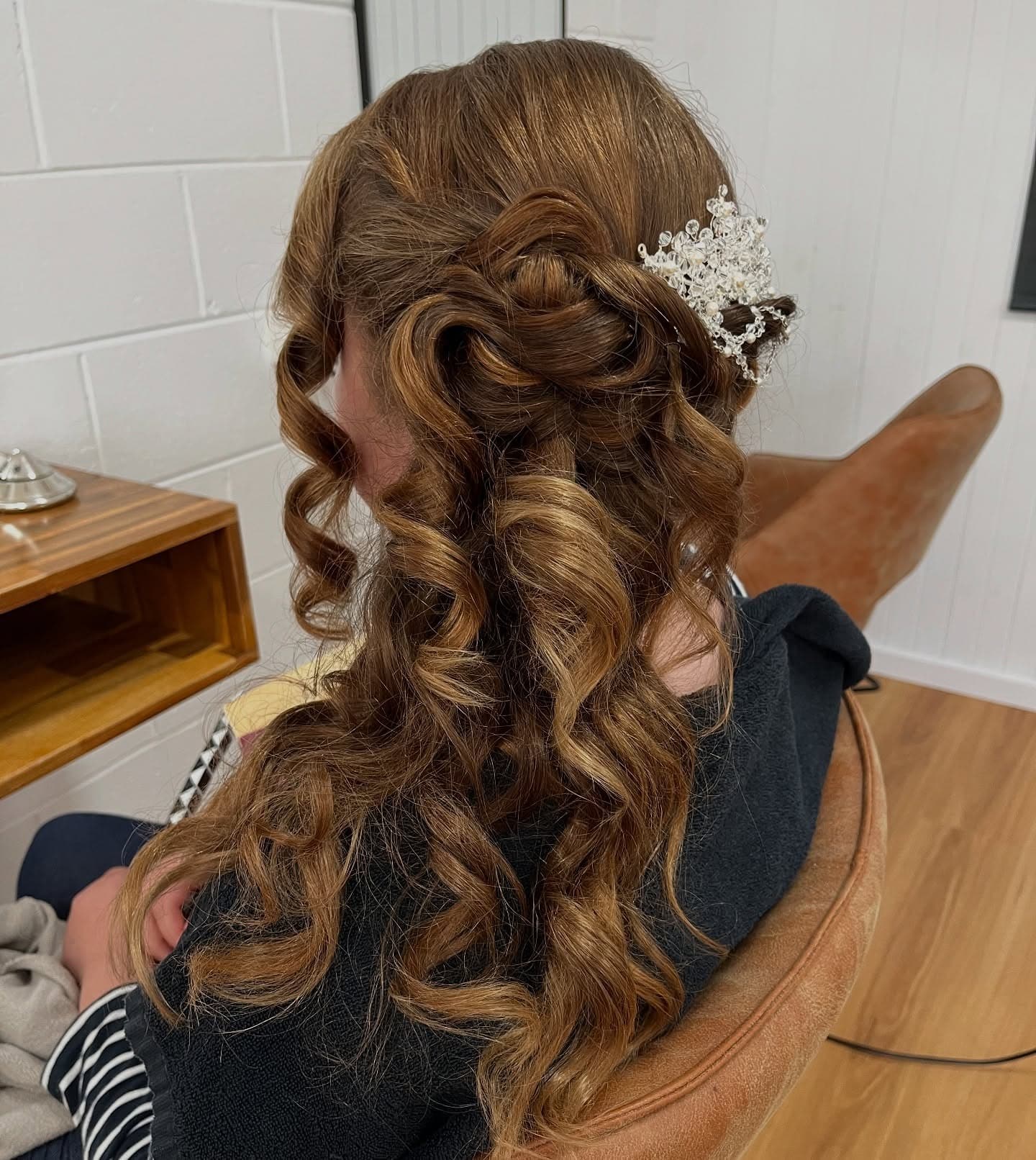 4. Romantic Curls with Pearl Comb on Golden Brown Hair - Cute Hairstyles