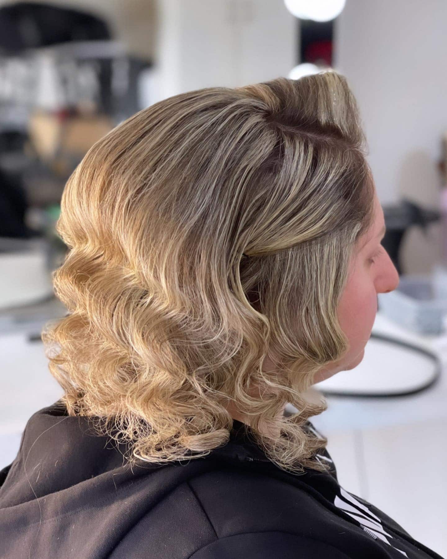 20. Retro Wavy Bob - Short Wavy Hairstyles