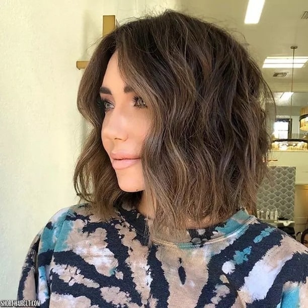 21. Tousled Brunette Wavy Bob - Short Wavy Hairstyles