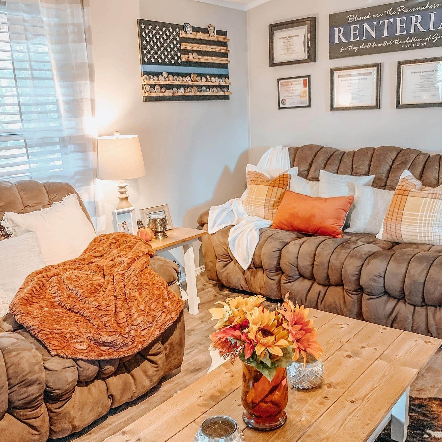 11. Autumn-Inspired Comfort - mobile home living room ideas