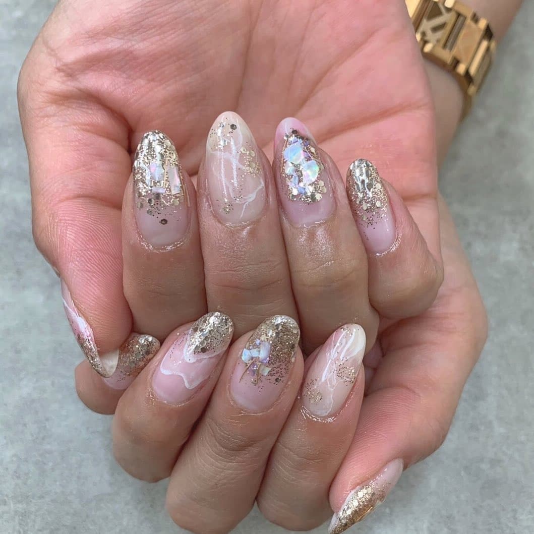 15. Champagne Shell Sparkle - shell nail ideas