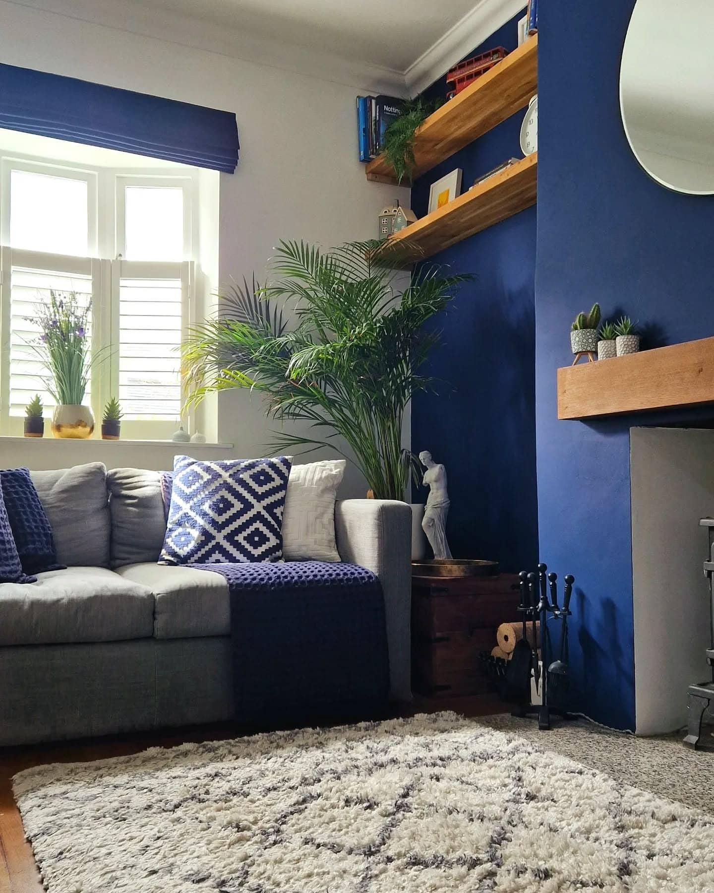 10. Fresh Navy with Natural Elements - navy blue living room ideas