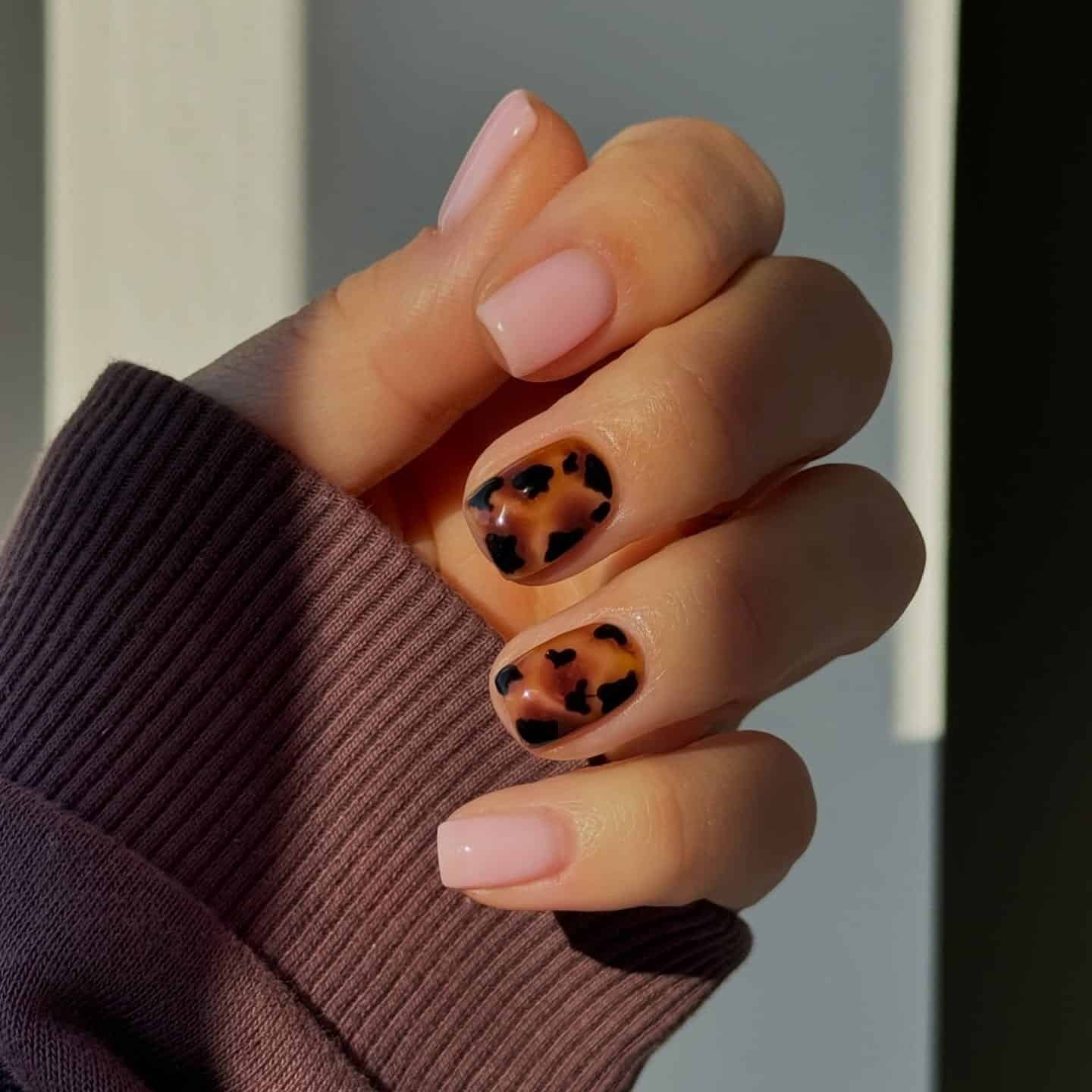 21. Tortoiseshell Accent with Soft Pink - simple short square nail ideas