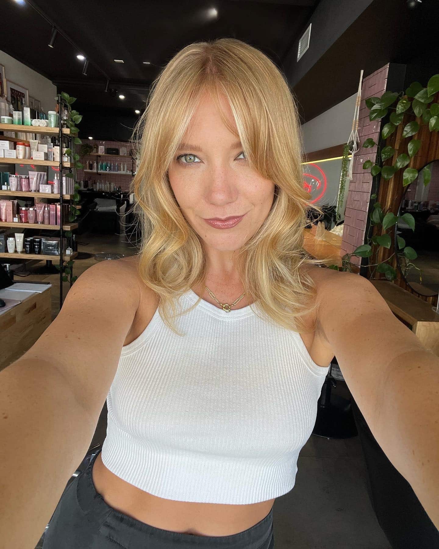 17. Butter Blonde Waves with Curtain Bangs - 70S Hairstyles