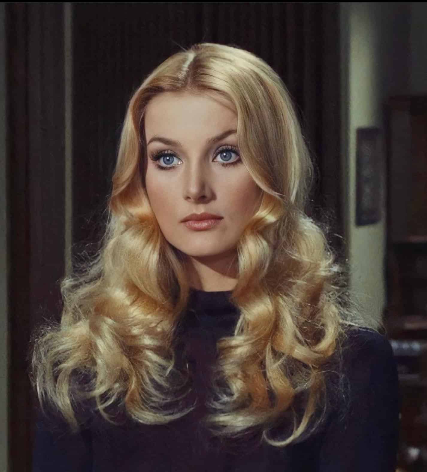 19. Hollywood Waves with Platinum Blonde - 70S Hairstyles