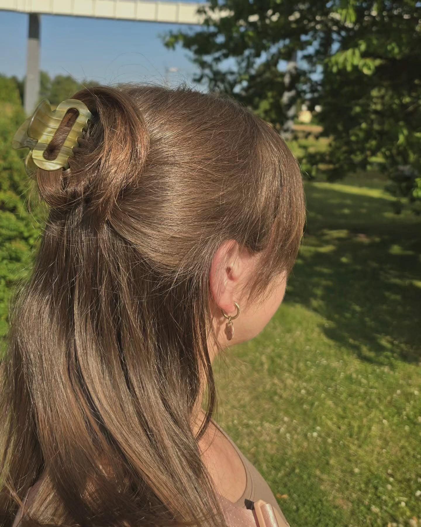 7. Sunlit Twist with Green Clip on Light Brown Hair - Claw Clip Hairstyles
