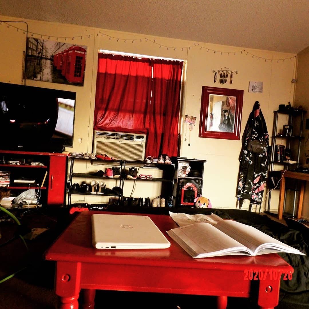 17. Warm and Welcoming - red and black living room ideas