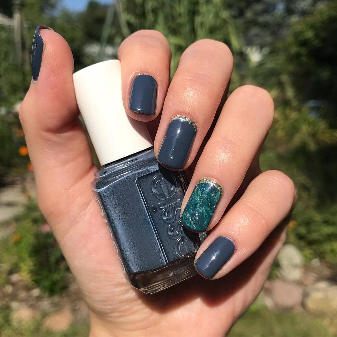 20. Smoky Blue with Marble Accent - anchor nail ideas