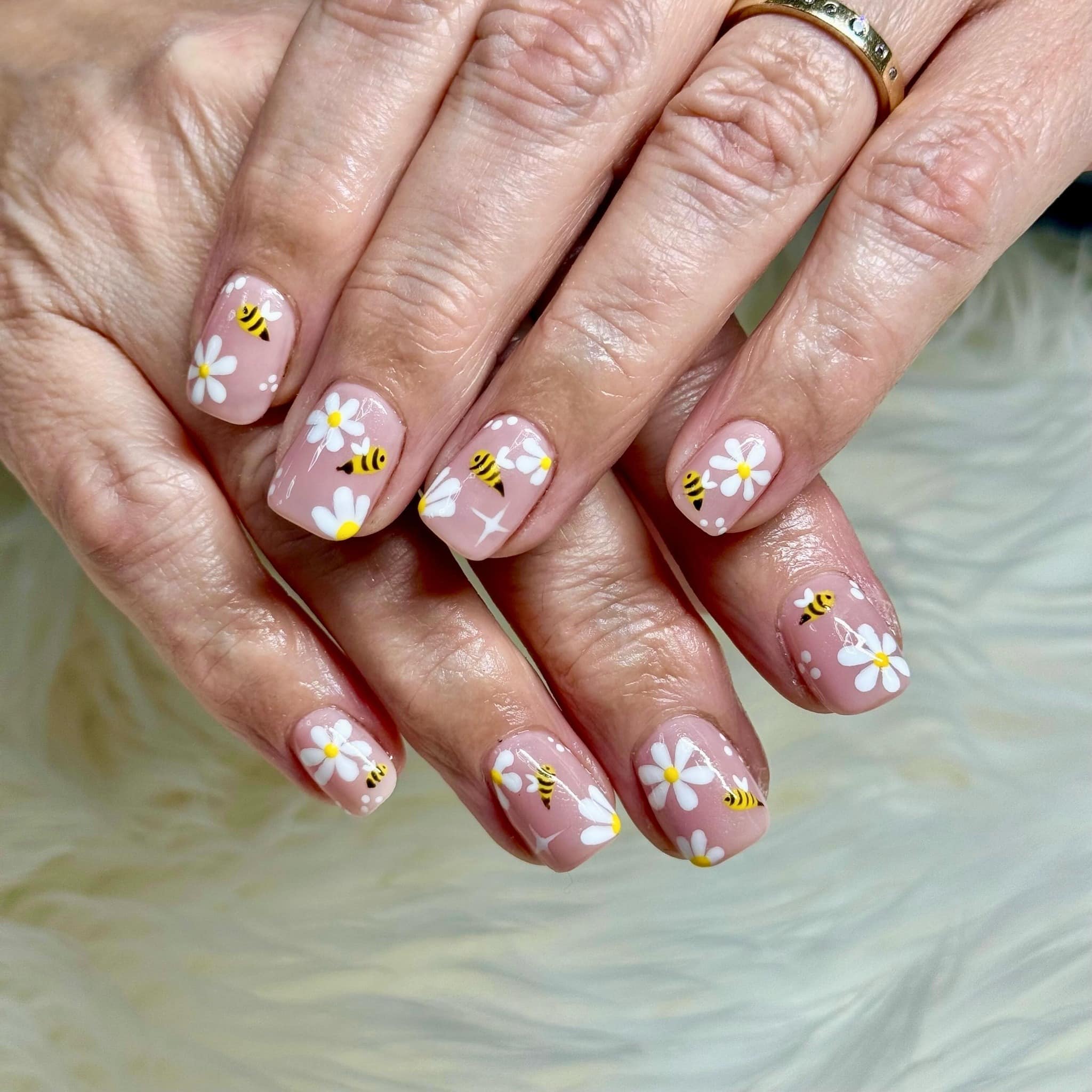 8. Playful Daisy and Bee Nails - bee nail ideas
