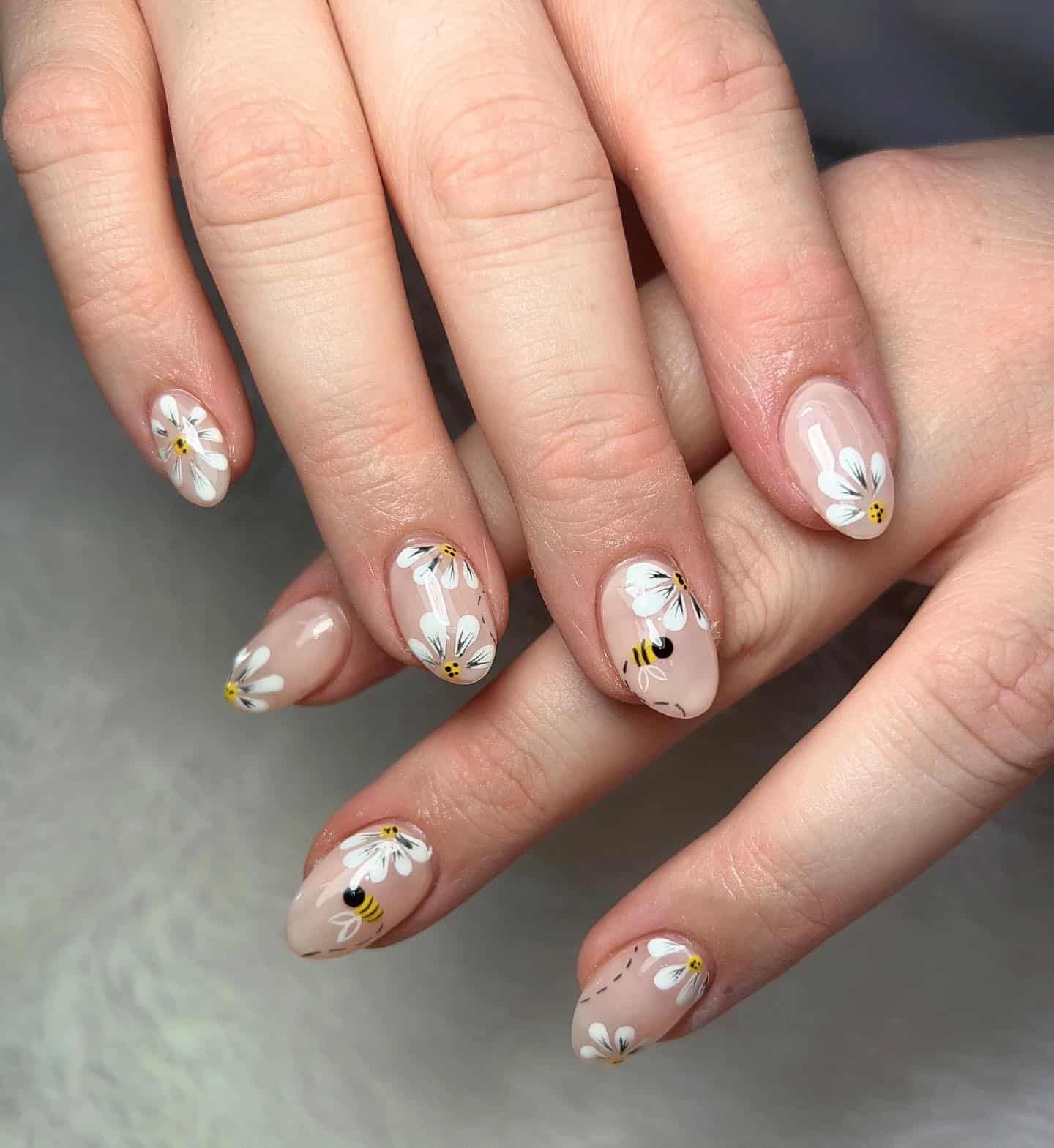 15. Daisy Garden Bee Nails - bee nail ideas