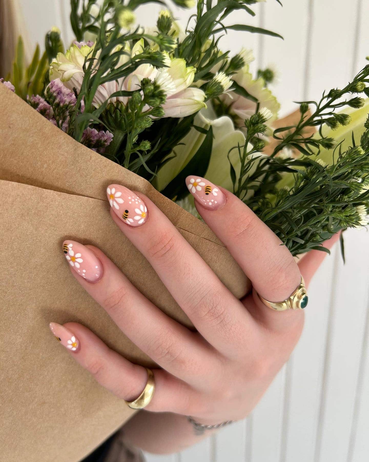 20. Elegant Daisy and Bee Accent Nails - bee nail ideas
