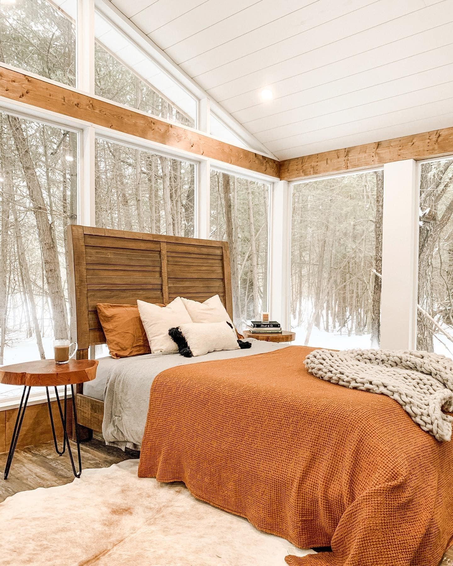 22. Modern Cabin Brightness with Burnt Orange Layers - cabin bedroom ideas