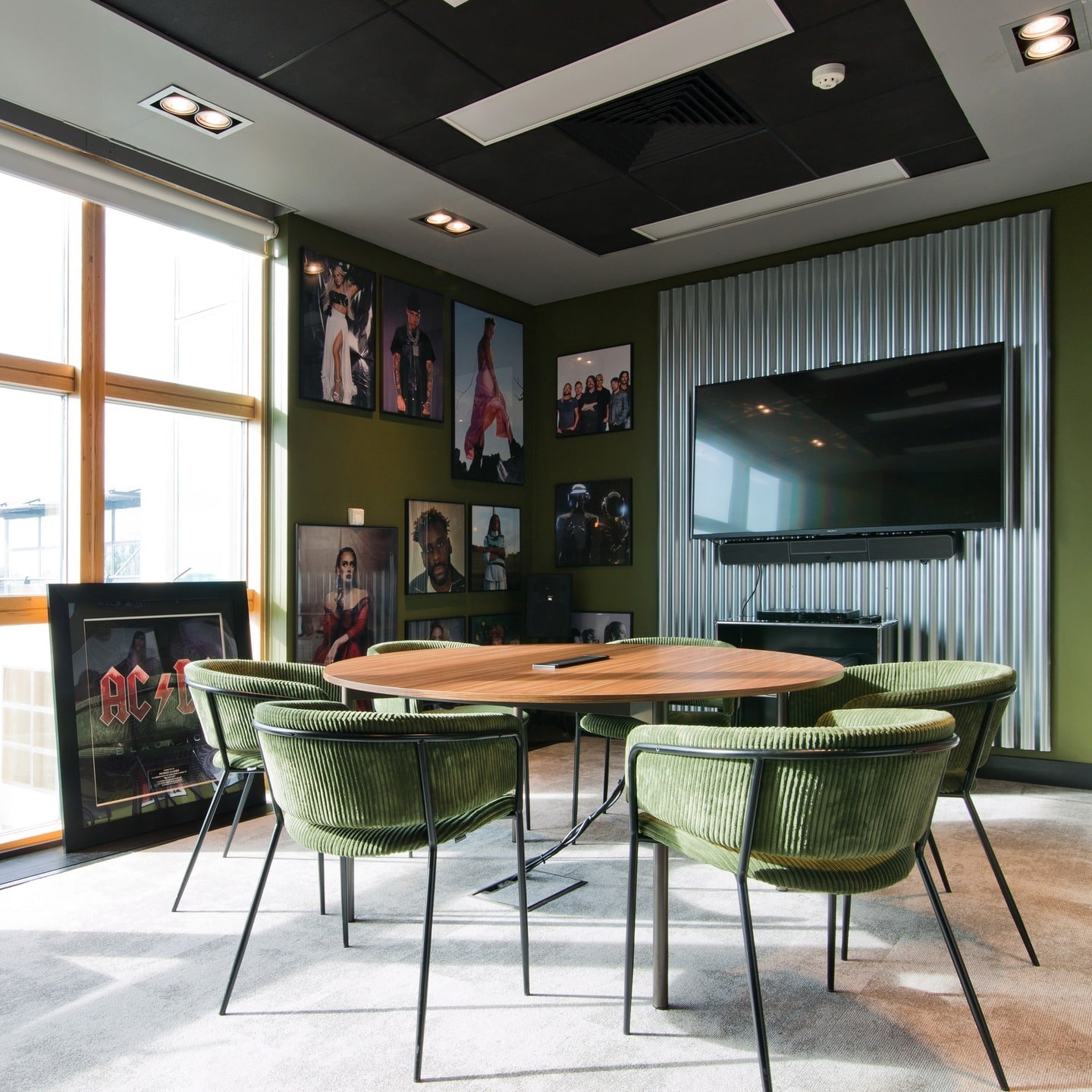 8. Music-Inspired Creative Room - cool office ideas