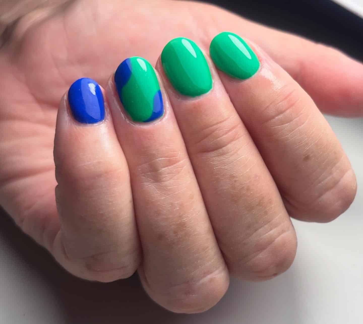 19. Dual Tone Wave Short Nails - blue and green nail ideas
