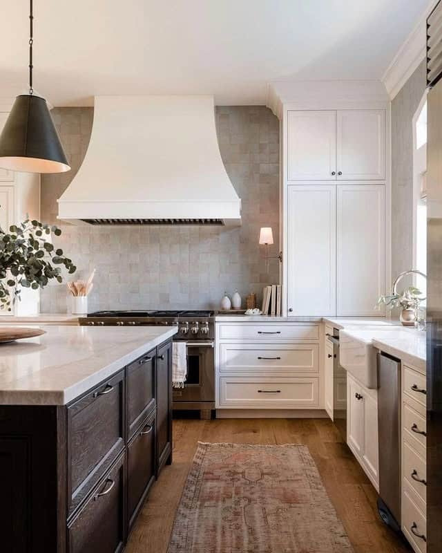 17. Light and Dark Balance with Natural Texture - earth tones kitchen ideas
