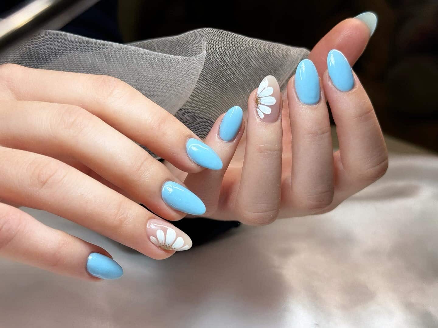 4. Sky Blue Daisy Accent - blue floral nail ideas