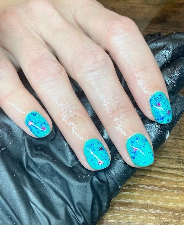 18. Electric Blue Confetti Short Nails - blue glitter nail ideas