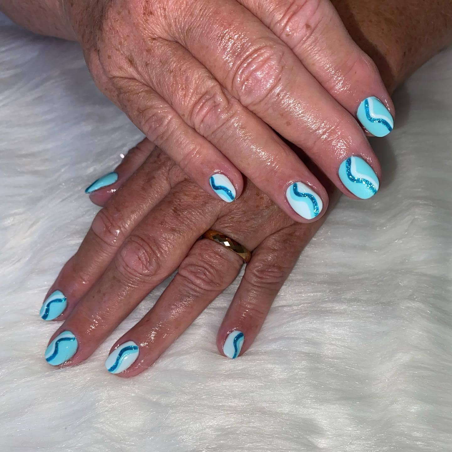 21. Aqua Wave Short Nails - blue glitter nail ideas