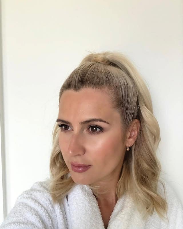 10. High Ponytail with Loose Waves on Platinum Blonde Hair - Easy Hairstyles