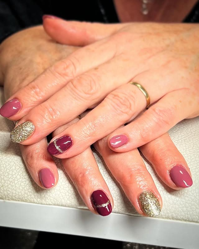 13. Burgundy and Gold Mix with Subtle Mauve Tones - burgundy and gold nail ideas