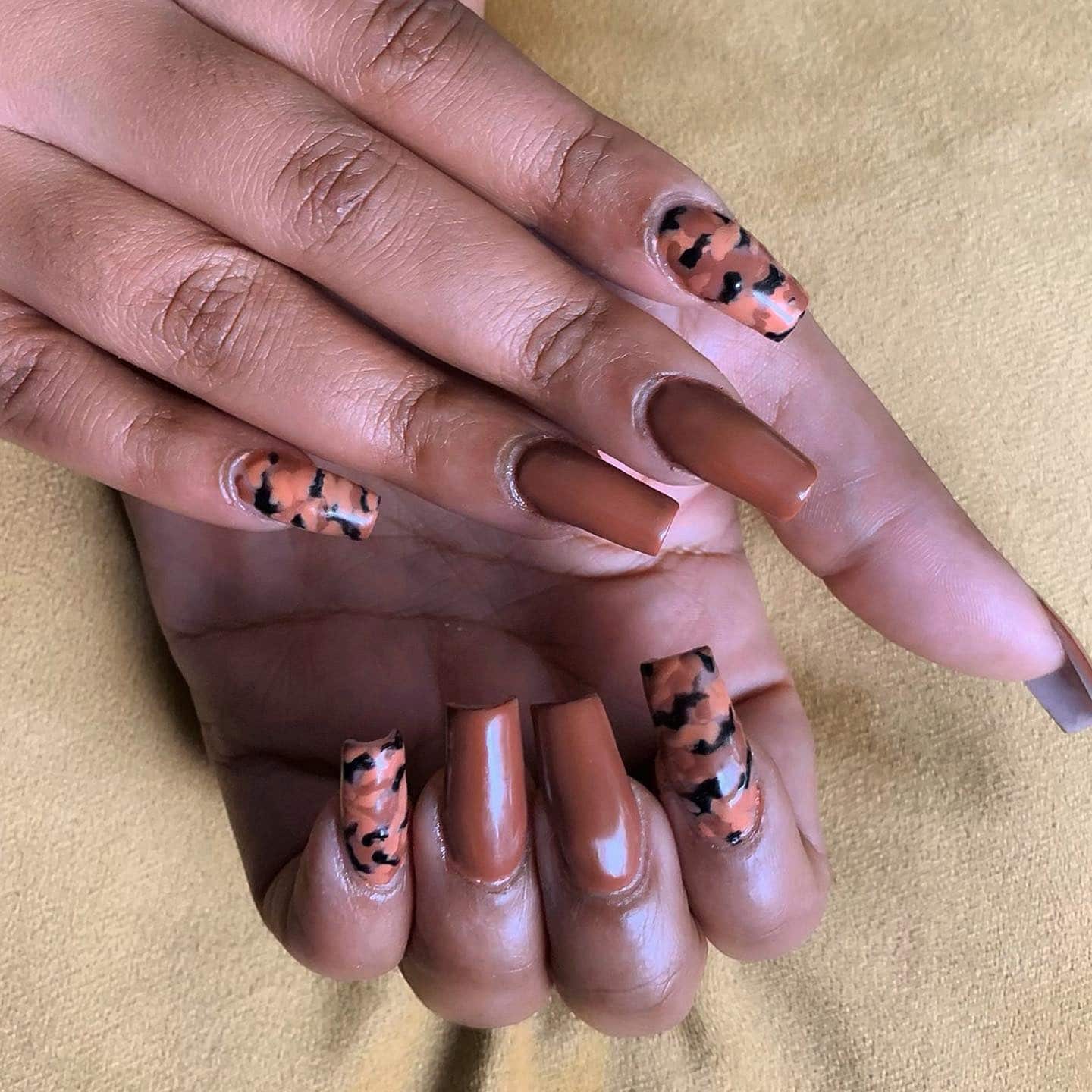 13. Earth-Toned Camouflage - camouflage nail ideas