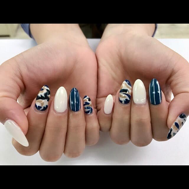 14. Navy and White Camouflage Mix - camouflage nail ideas