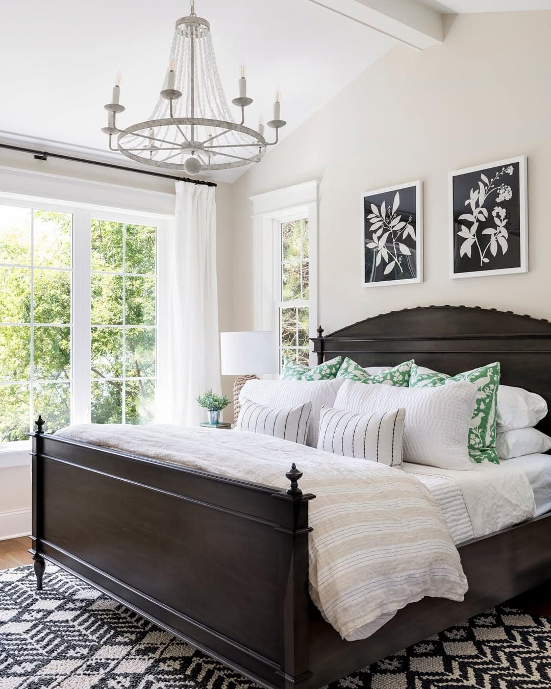 20. Traditional Black Frame with Fresh Accents - black and green bedroom ideas