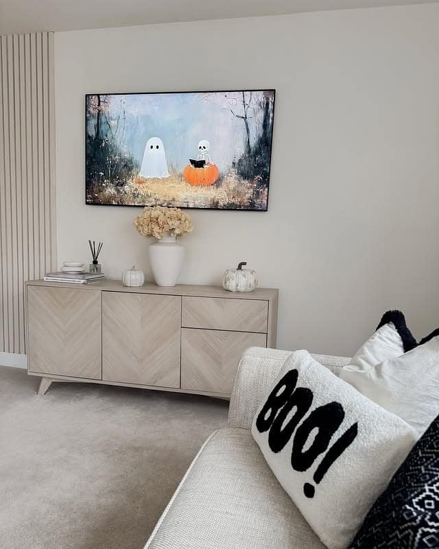 16. Seasonal Accents in a Neutral Setting - neutral living room ideas