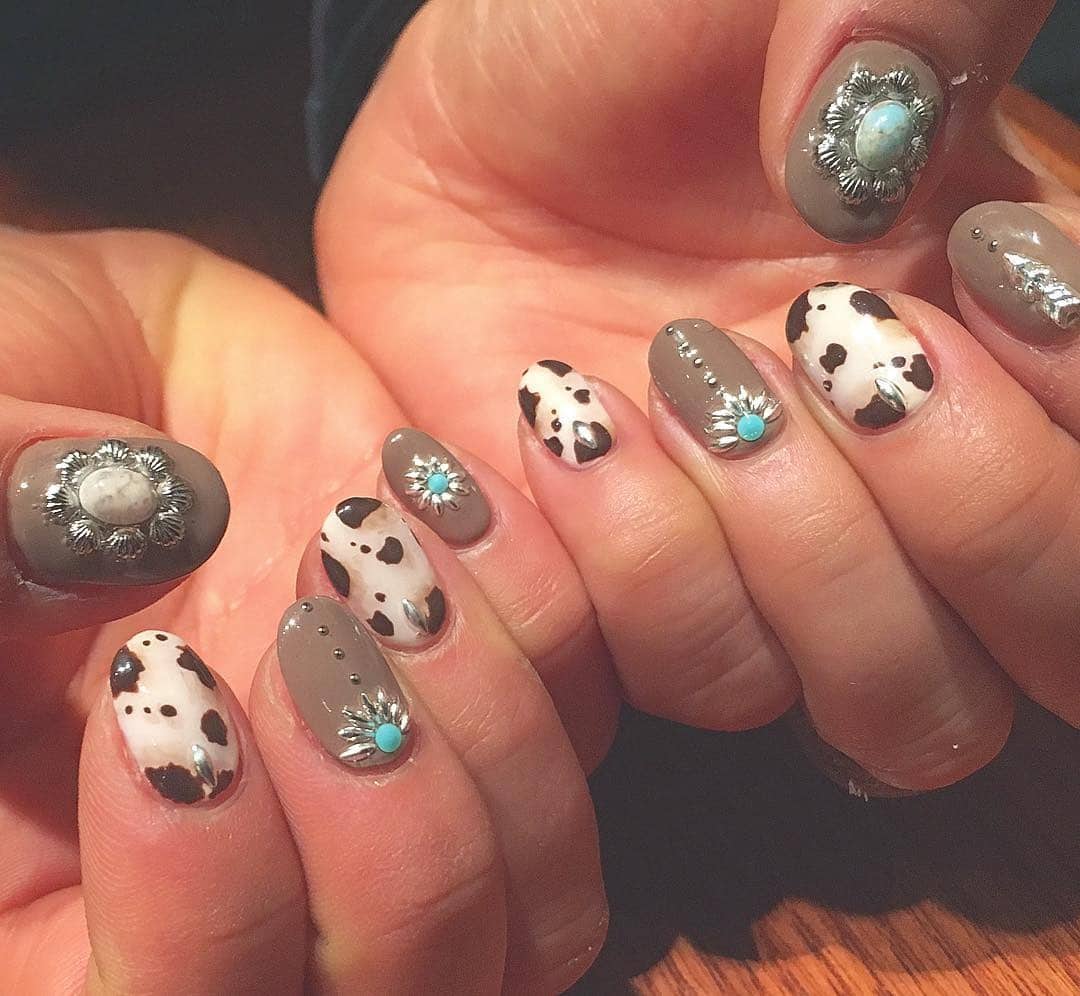 12. Rustic Cowgirl with Turquoise Accents - cowgirl nail ideas