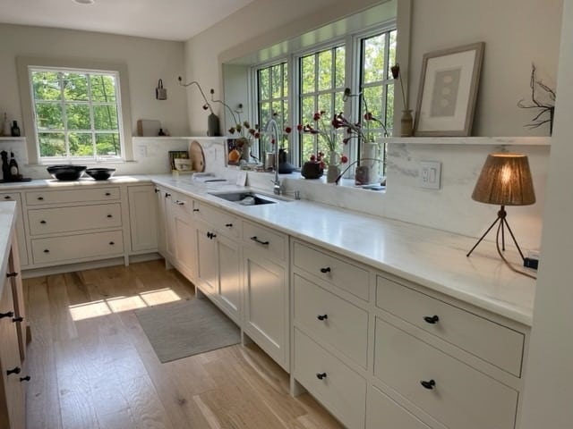 19. Farmhouse Light with Natural Accents - kitchen cabinet ideas