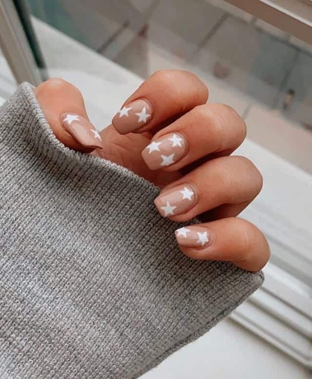 10. Starry Floral Twist - cute flower nail ideas