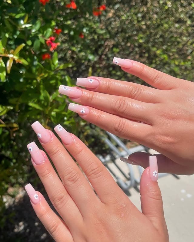 12. Soft Pink Daisy Charms - cute flower nail ideas