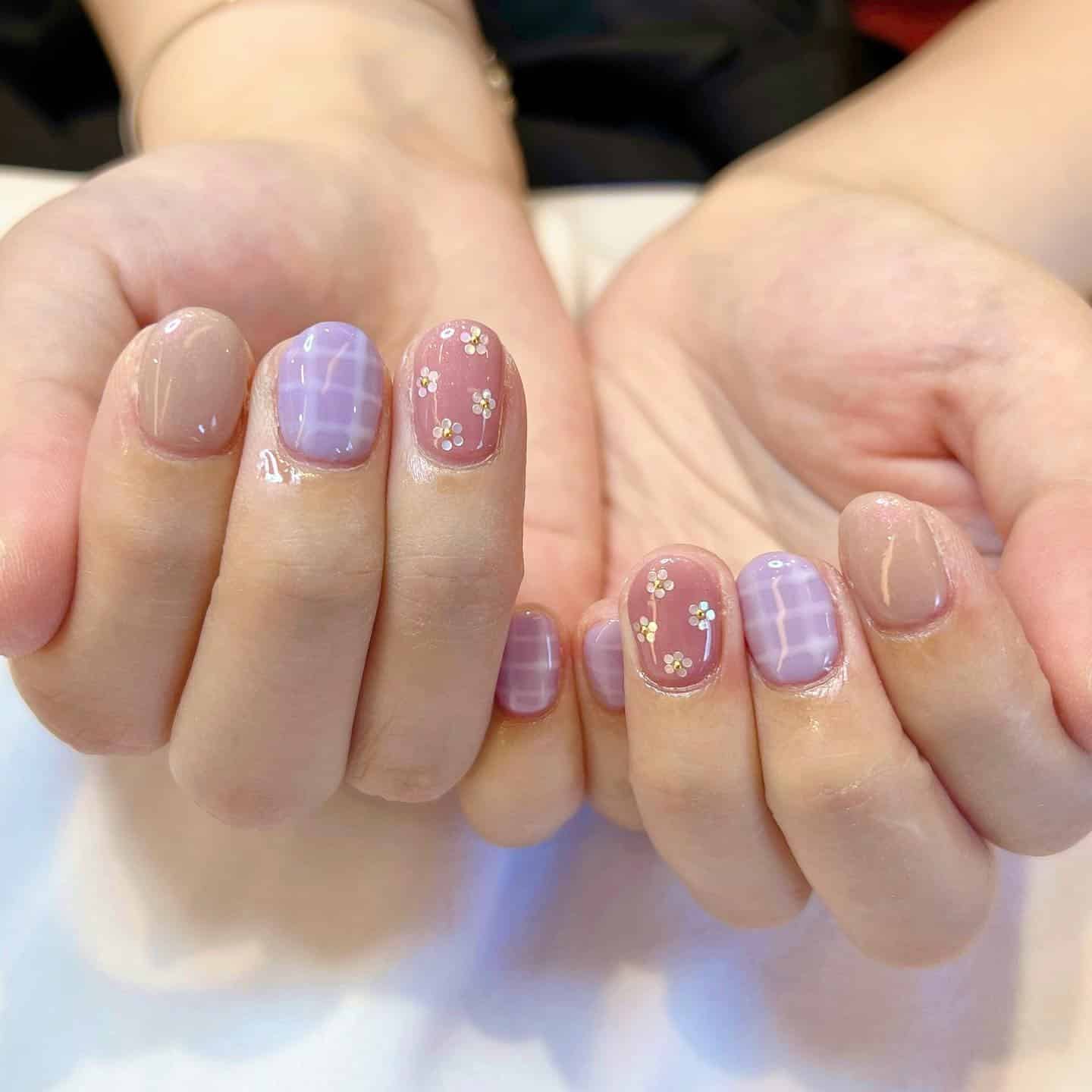 13. Pastel Plaid Blossoms - cute flower nail ideas