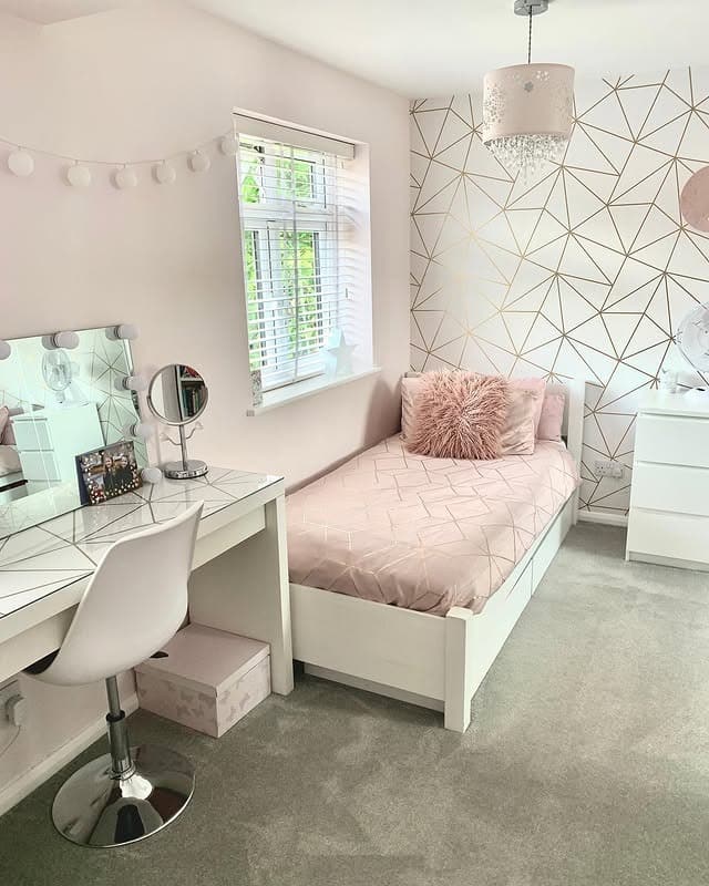 20. Geometric Chic in Pink and White - pink and gold bedroom ideas