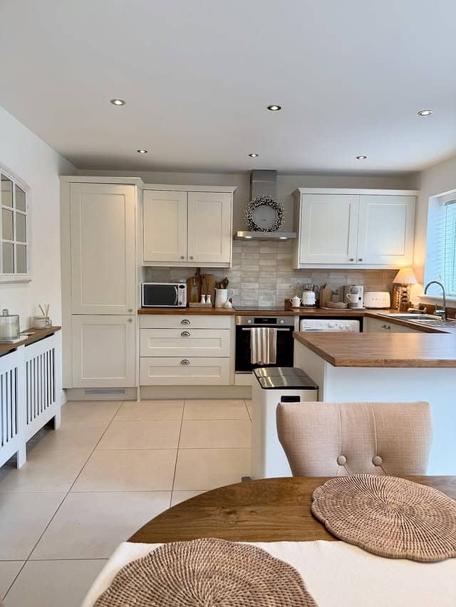 17. Cream & Oak Comfort - neutral kitchen ideas