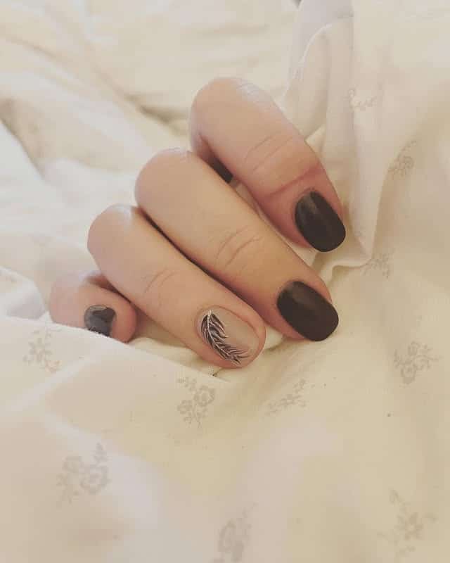 9. Mocha Feather Accent Nails - feather nail ideas