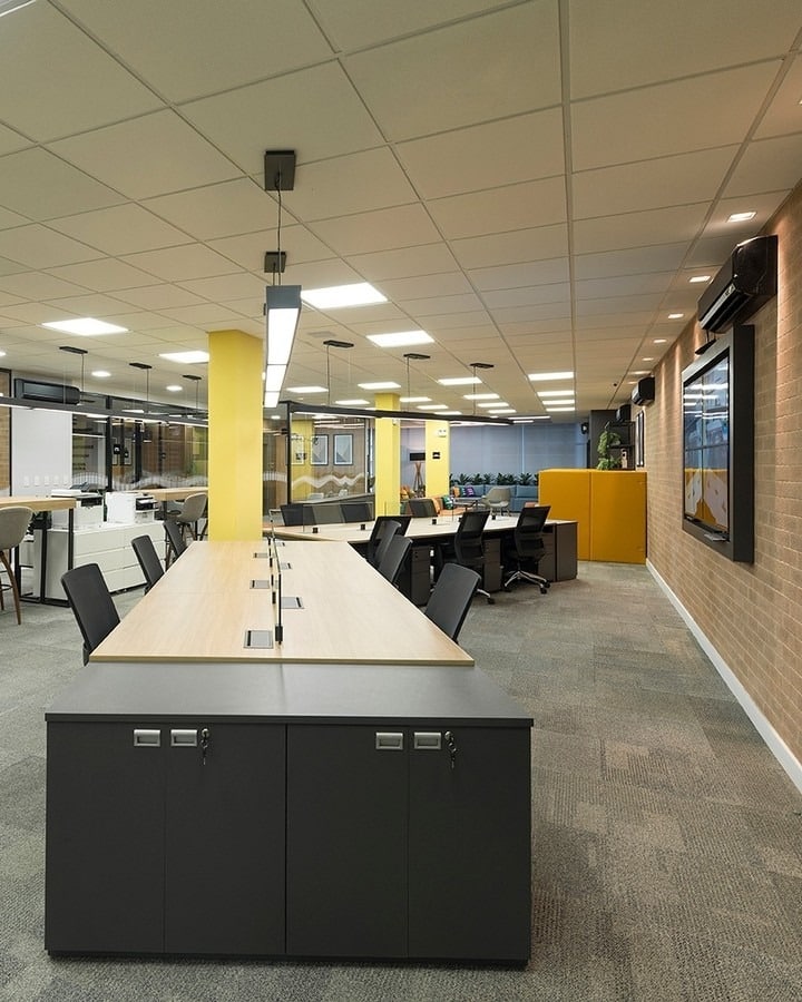 9. Linear Team Studio - open space office ideas