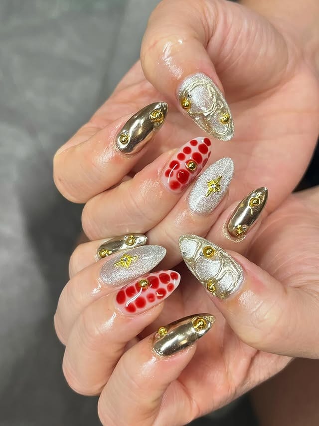 21. Gilded Chrome Texture Nails - kawaii nail ideas