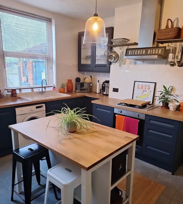 8. Compact Blue Kitchen with Natural Touches - dark blue kitchen ideas