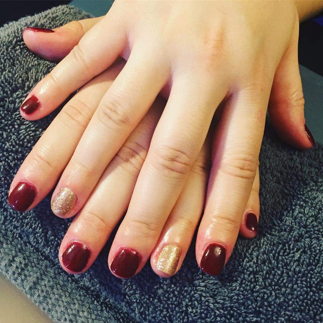 11. Classic Maroon with Gold Accent - maroon and gold nail ideas