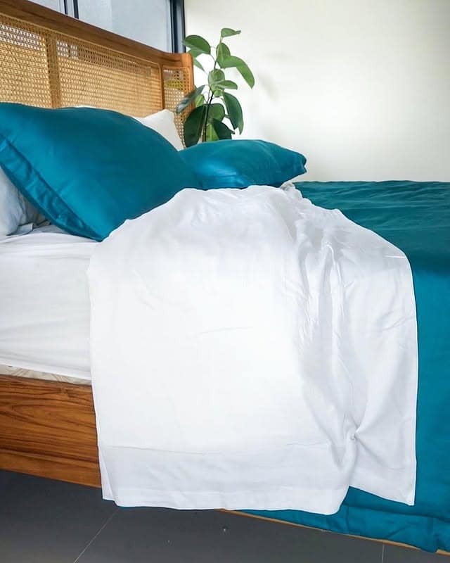 17. Cane Warmth with Teal Simplicity - teal and white bedroom ideas