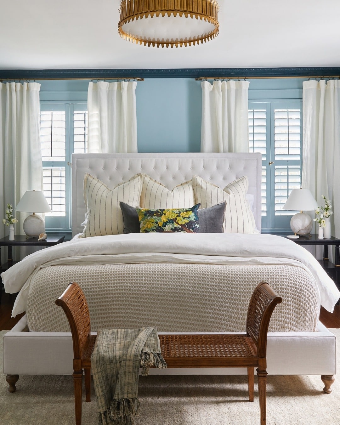 22. Classic Comfort with Teal Trim - teal and white bedroom ideas