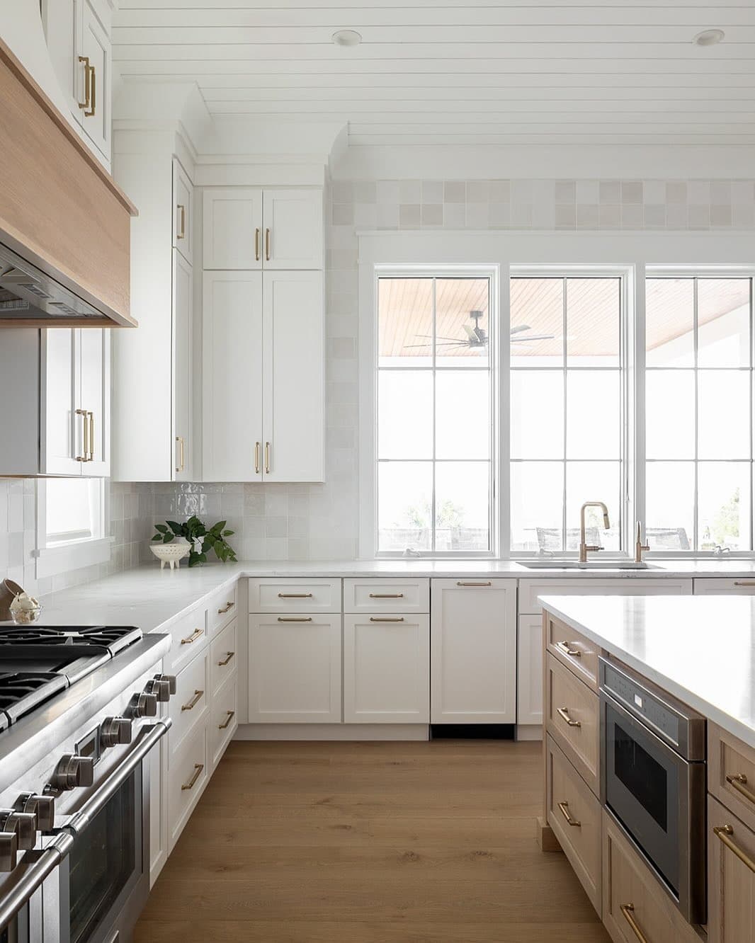 8. Natural Light and Soft Oak Accents - backsplash ideas for white kitchen