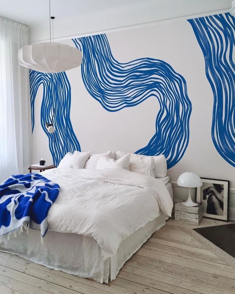 16. Artful Flow in Blue and White - blank wall bedroom ideas