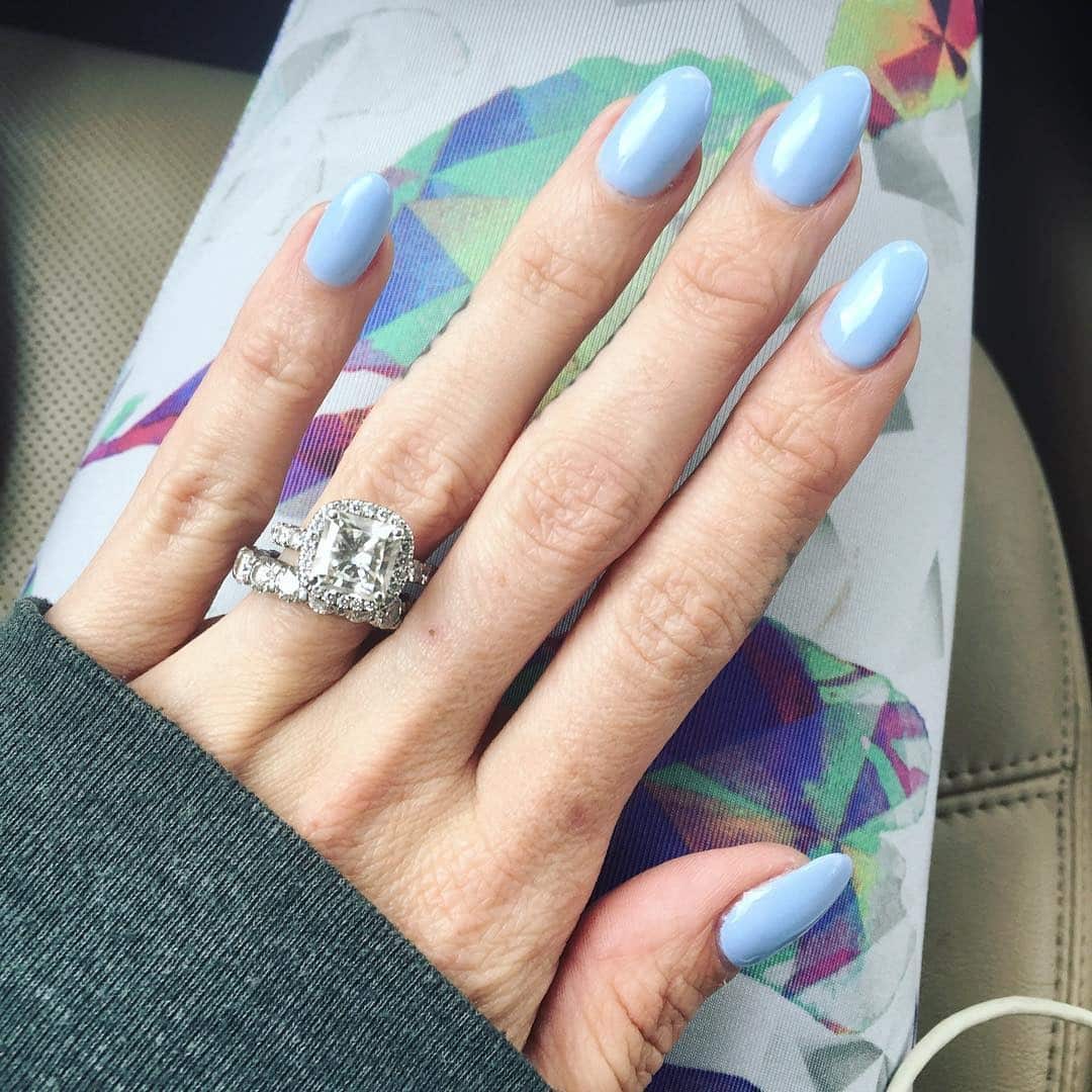 21. Classic Almond Periwinkle Polish - periwinkle nail ideas