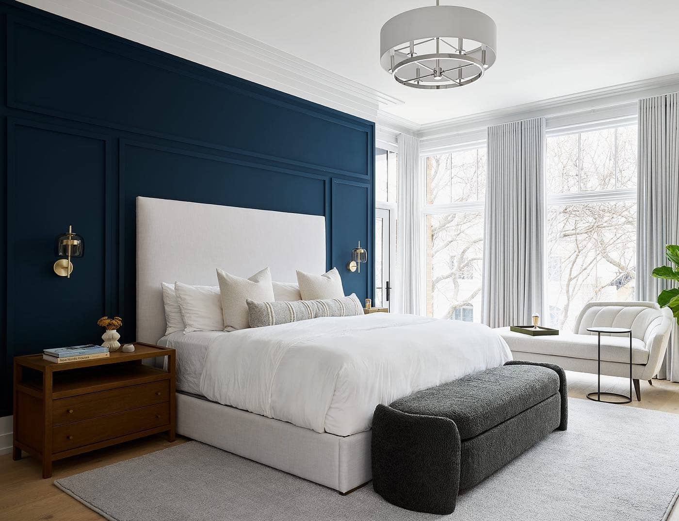 15. Crisp White and Midnight Blue Harmony - blue wall bedroom ideas