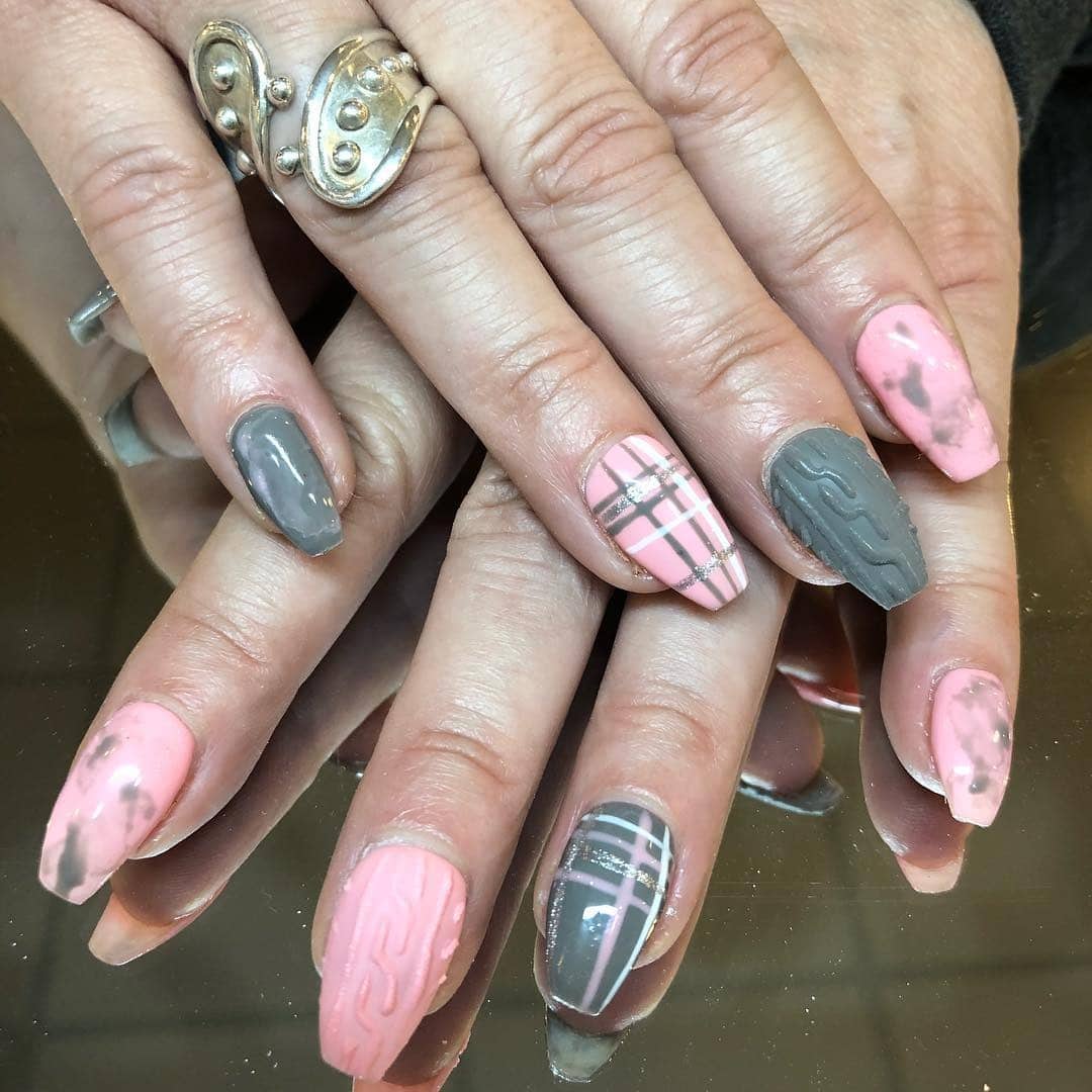 21. Textured Pink and Gray Plaid Nails - pink and gray nail ideas