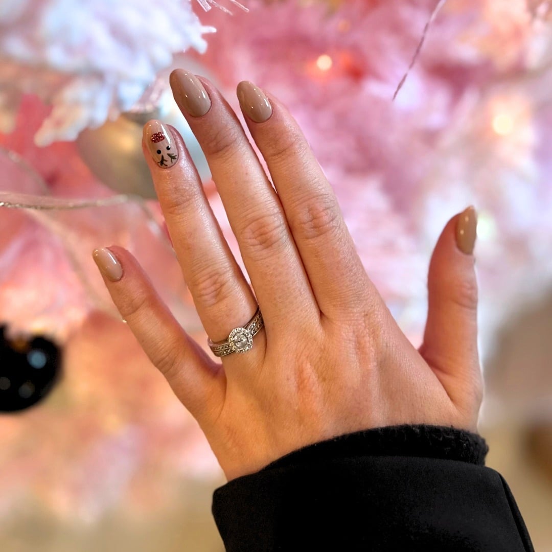 13. Neutral Reindeer Accent Chic - reindeer nail ideas