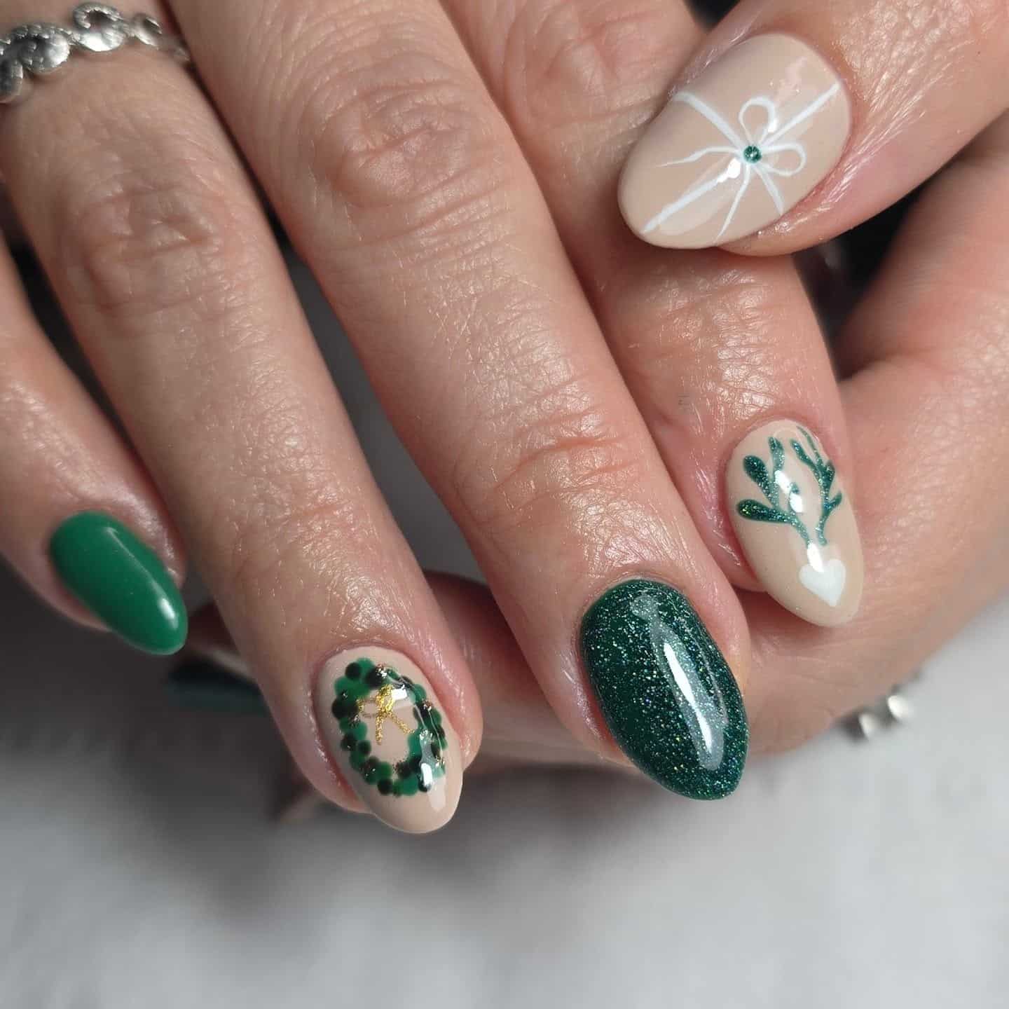 15. Emerald Wreath & Reindeer Delight - reindeer nail ideas